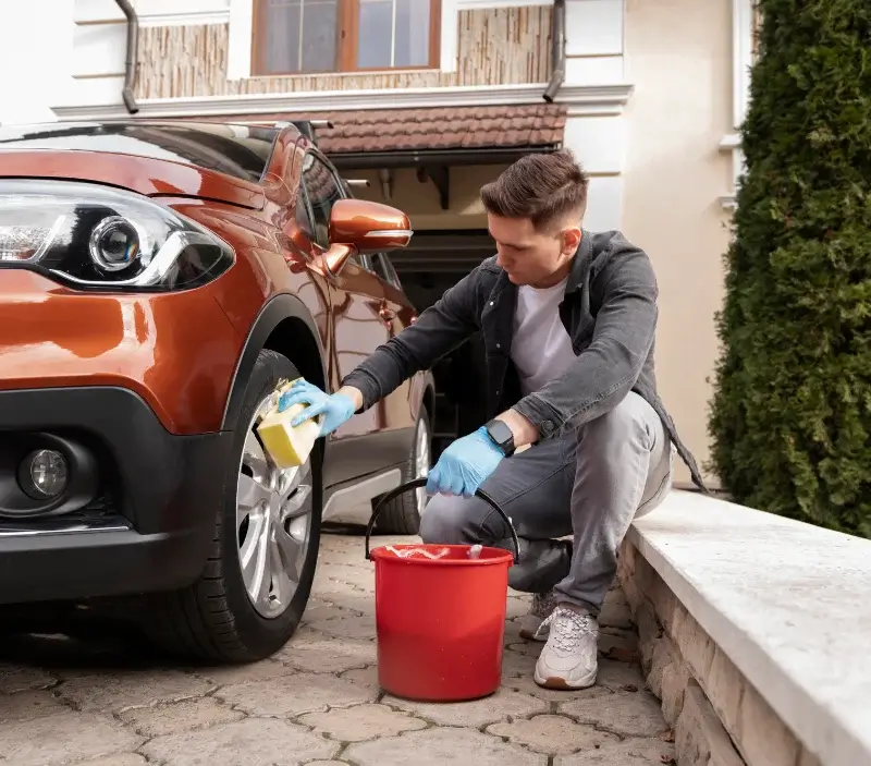 Lavage auto à domicile Saint-Sylvestre-sur-Lot : professionnel intervenant sur un véhicule